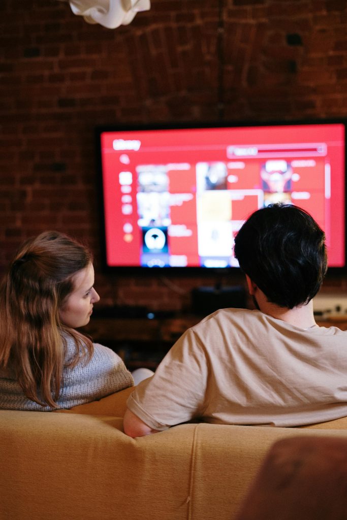 family-watching-tv-with-satify